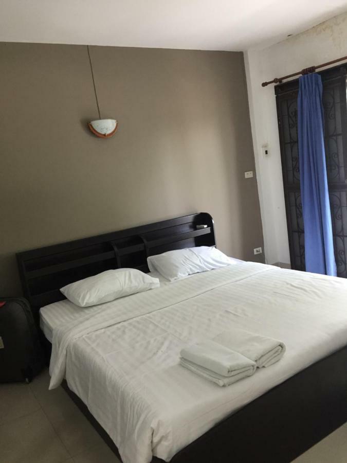 Escobar Guesthouse Джомтиен Бийч Екстериор снимка