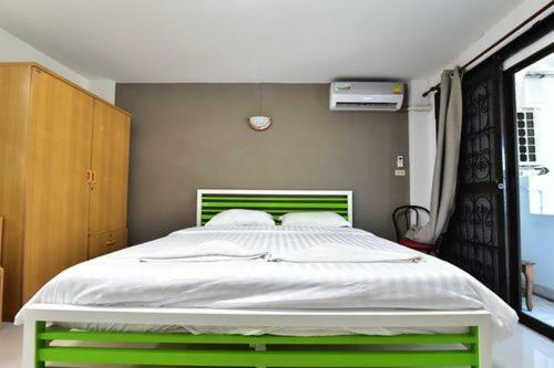 Escobar Guesthouse Джомтиен Бийч Екстериор снимка