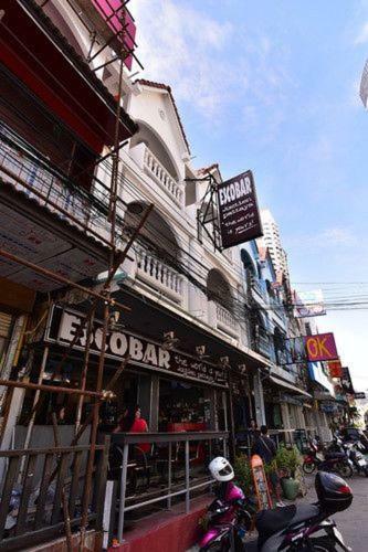Escobar Guesthouse Джомтиен Бийч Екстериор снимка